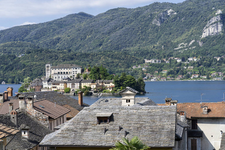 奥尔塔圣 Giulio, Verbano Cusio Ossola, 山麓, 意大利 城市景观与湖在夏天
