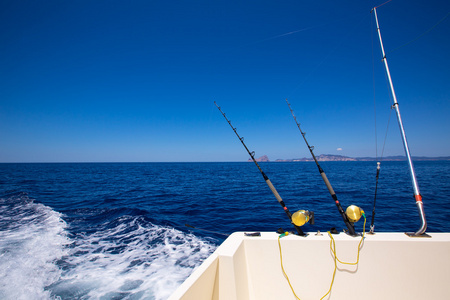 伊维萨岛捕鱼船曳棒和辘，蓝色的大海