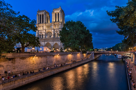 大教堂的巴黎圣母院和偶数塞纳河