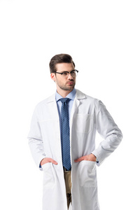 自信的男性医生穿着白色的大衣隔离白色