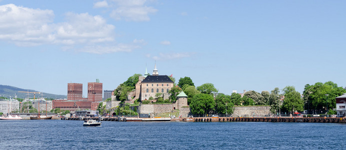 在奥斯陆峡湾的港口和阿克斯胡斯城堡上查看