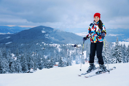 雪背道而驰滑雪胜地的美丽女子。寒假