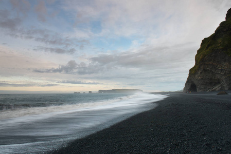 Reynisfjara 或更出名的黑沙滩景观在日出