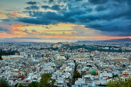 雅典卫城希腊在多云天空日落和雨在右侧的图像与海和山的背景