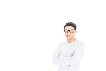 亚洲青少年在眼镜上的肖像与双臂交叉隔离白色