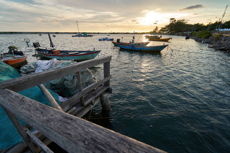 景观的风景钓鱼港日落拉丁裔有一艘船降落。在泰国罗勇渔村, 捕鱼是人们的主要职业