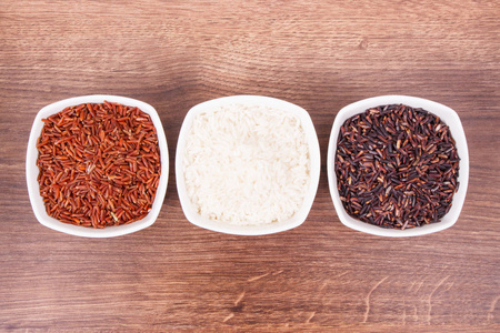 白色, 红色和黑色的大米在玻璃碗, 健康食品