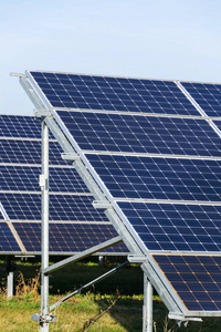 蓝色太阳能电池板在光伏发电站农场, 未来创新能源概念, 晴朗蓝天背景, 捷克共和国