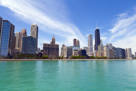 芝加哥与蓝色天空晴朗的蓝天