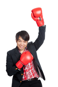 亚洲办事处的人戴上手套拳击举起手