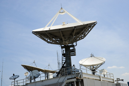 抛物型卫星盘空间技术接收机在蓝蓝的天空