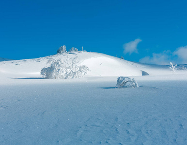 冬天山下雪的风景