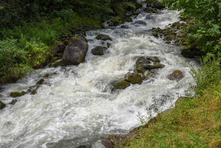 瑞士阿尔卑斯山英格堡河上的岩石