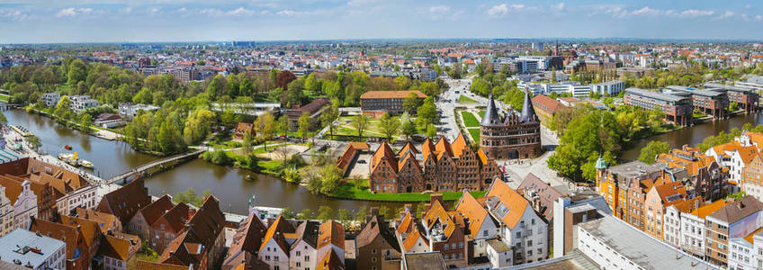 全景的 Holsten 门在 Luebeck, 旧砖建筑和河流。鸟瞰