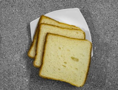 黑色表面板上的面包片