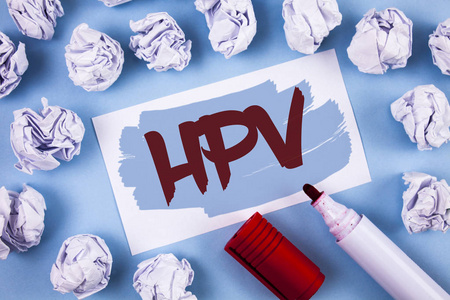 手写文本 Hpv. 概念意义人乳突病毒感染性传播疾病疾病写在纸球上的书面粘纸条上的纯背景标记