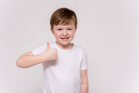 可爱的男孩年龄6岁显示在白色背景不同的姿势不同的情绪