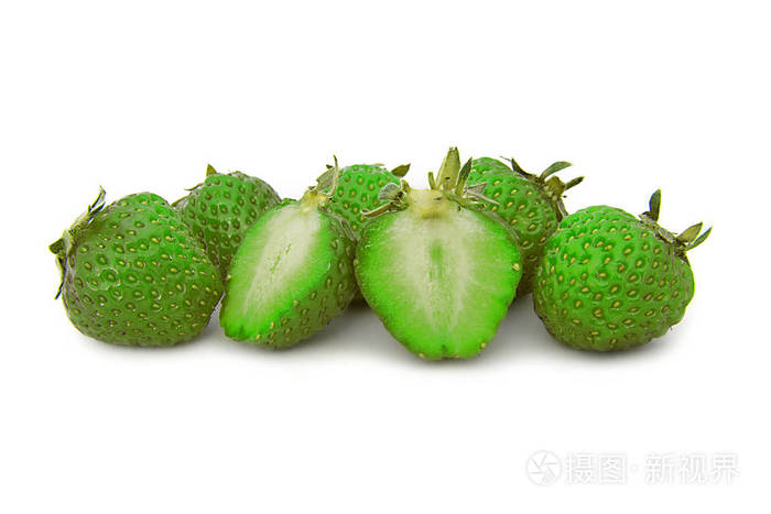 隔离绿色草莓