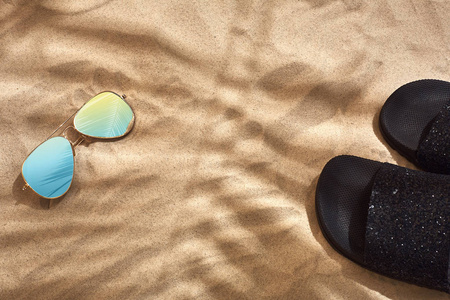 背景沙滩凉鞋和太阳镜, 顶部视图