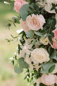 婚礼拱门上柔和色调的花朵的范围