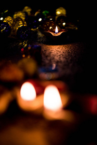 排灯节迪亚或照明在夜间与礼物, 花在穆迪背景。选择性聚焦