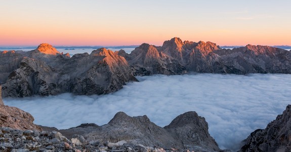 山脊山峰被早晨的太阳照亮