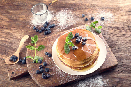 新鲜自制煎饼与蓝莓早餐超过木质背景