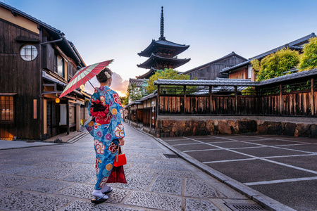 日本京都的面貌坂街, 穿着日本传统和服和雨伞的妇女