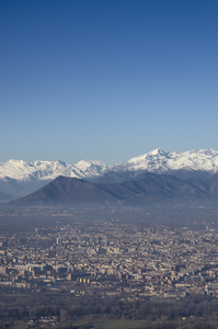 都灵市从空难山的全景视图