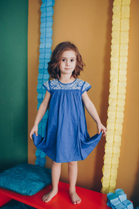 可爱的小女孩在蓝色礼服在家, 快乐童年概念