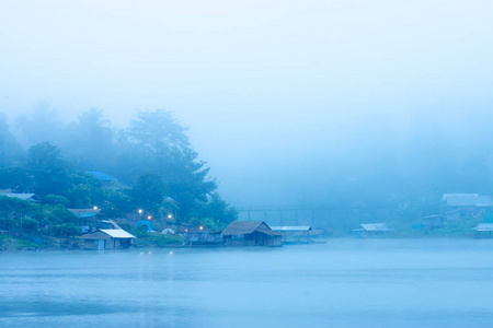 Songkaria 河上有雾的船上的软的焦点., sangkhla 的生活方式旅行在北碧府省, 泰国西部旅行