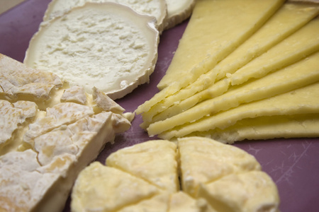 几个不同的法国奶酪板上