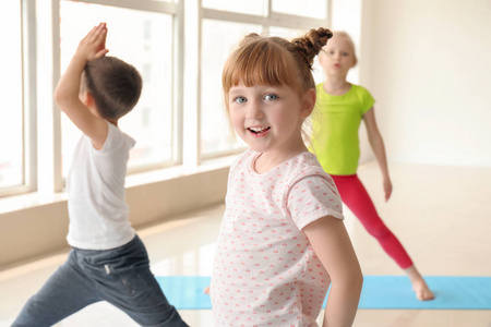 小孩子在室内练习瑜伽