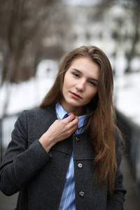 年轻成人女孩在大街上的外套