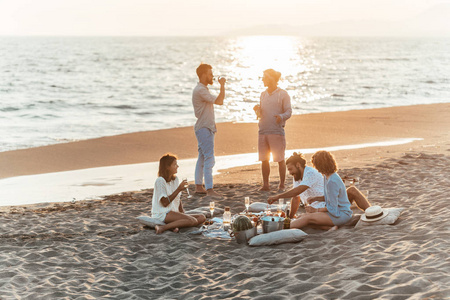 朋友聚会在海滩上