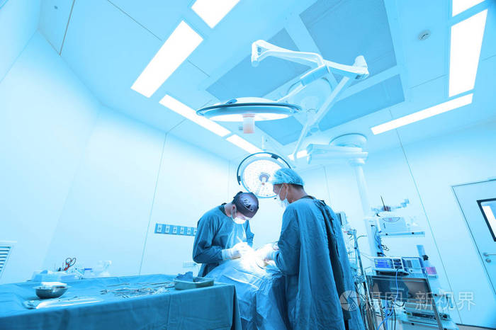 两个兽医外科手术室带艺术照明和蓝色的筛选器照片-正版商用图片07zr