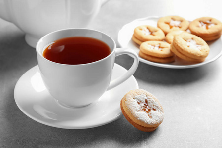 美味的 Linzer 饼干, 桌上有果酱和杯茶