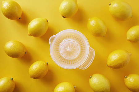 黄底鲜柠檬汁挤压