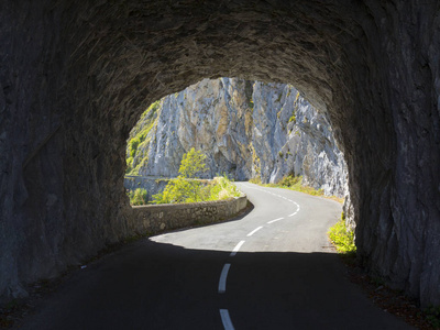 路从一条隧道在比利牛斯山脉的山
