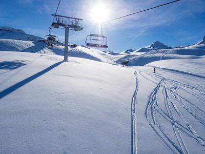 滑雪升降机与座位越过山和路径从天空和滑雪板。法国, Meribel, 2018