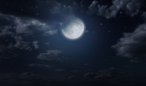 繁星点点的夜空和月亮