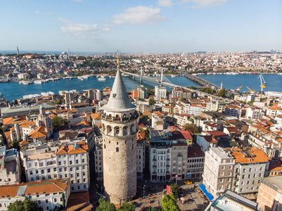 伊斯坦布尔土耳其的加拉塔桥塔鸟瞰图。历史建筑