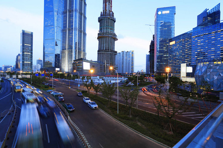 空的路面与城市地标建筑背景