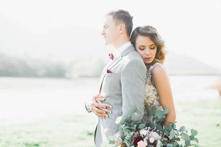 完美的婚礼夫妇抱着豪华花束