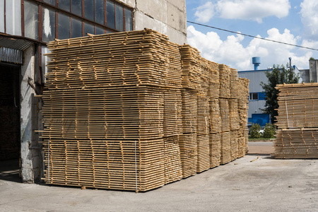 木制木板堆, 木板。在室外锯木厂的锯子板的仓库。木质木材堆放木制毛坯建筑材料。行业