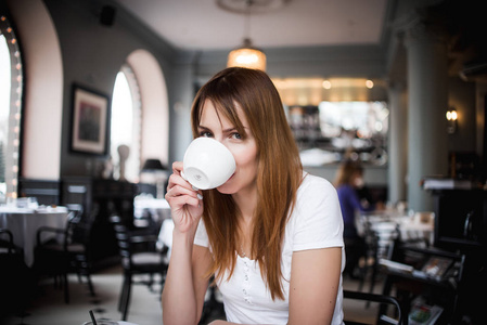 年轻妇女花时间和喝咖啡在咖啡厅