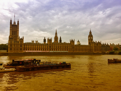 伦敦，英国。在泰晤士河畔的城市全景视图