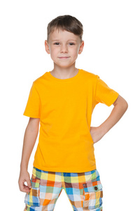 小男孩穿着一件黄色的衬衫
