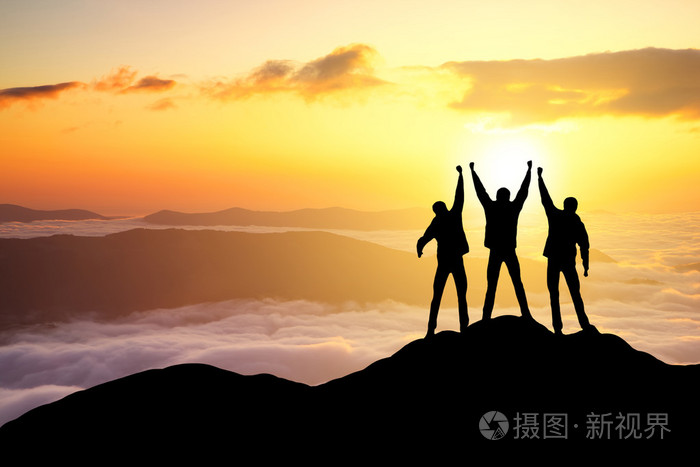 山上的旅游团队的剪影
