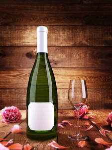 在一瓶香槟上用眼镜和玫瑰花瓣模拟海报。3d 渲染